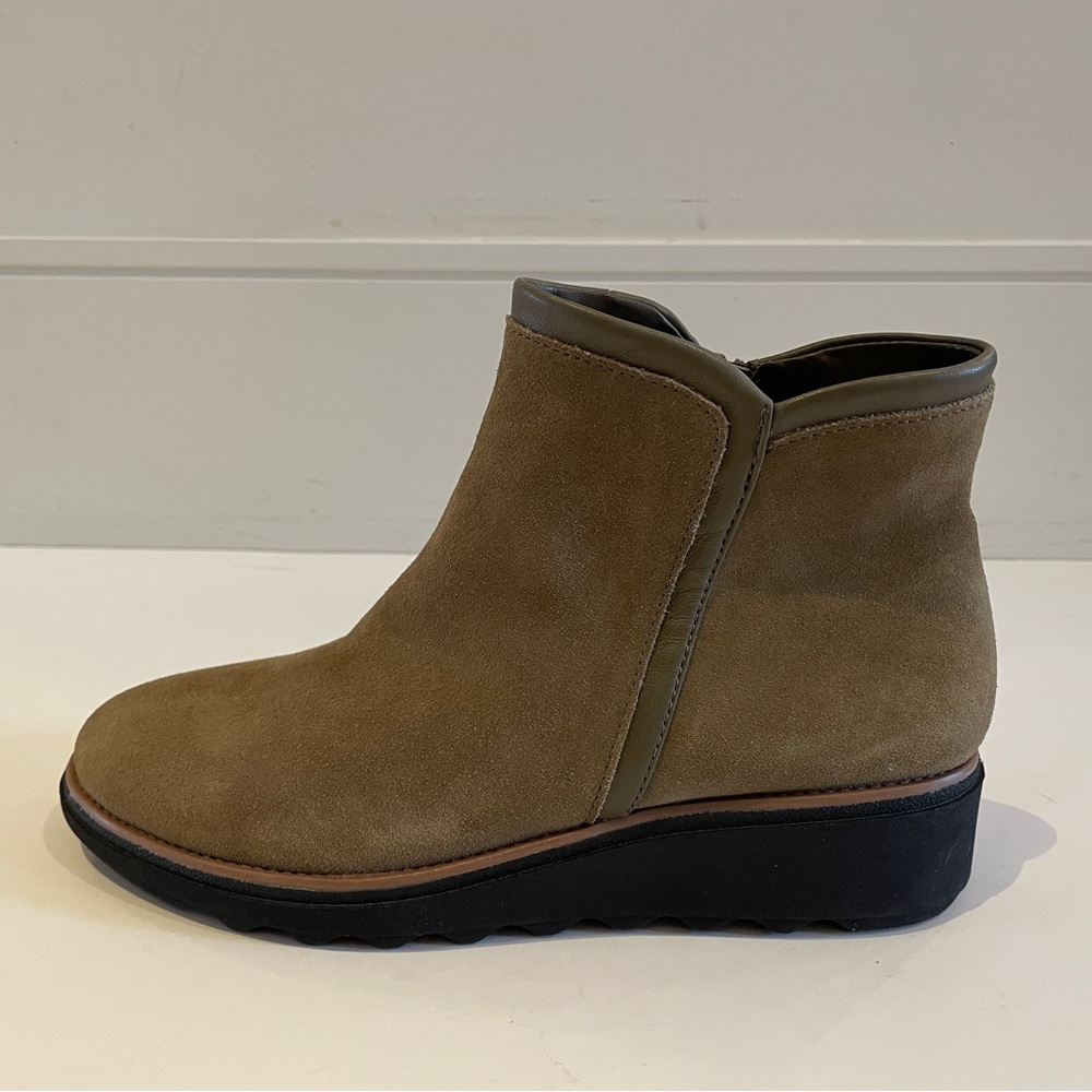 Clarks Ultimate Comfort Taupe Suede Wedge Ankle Boots 8.5 (Fits 7.5–8)